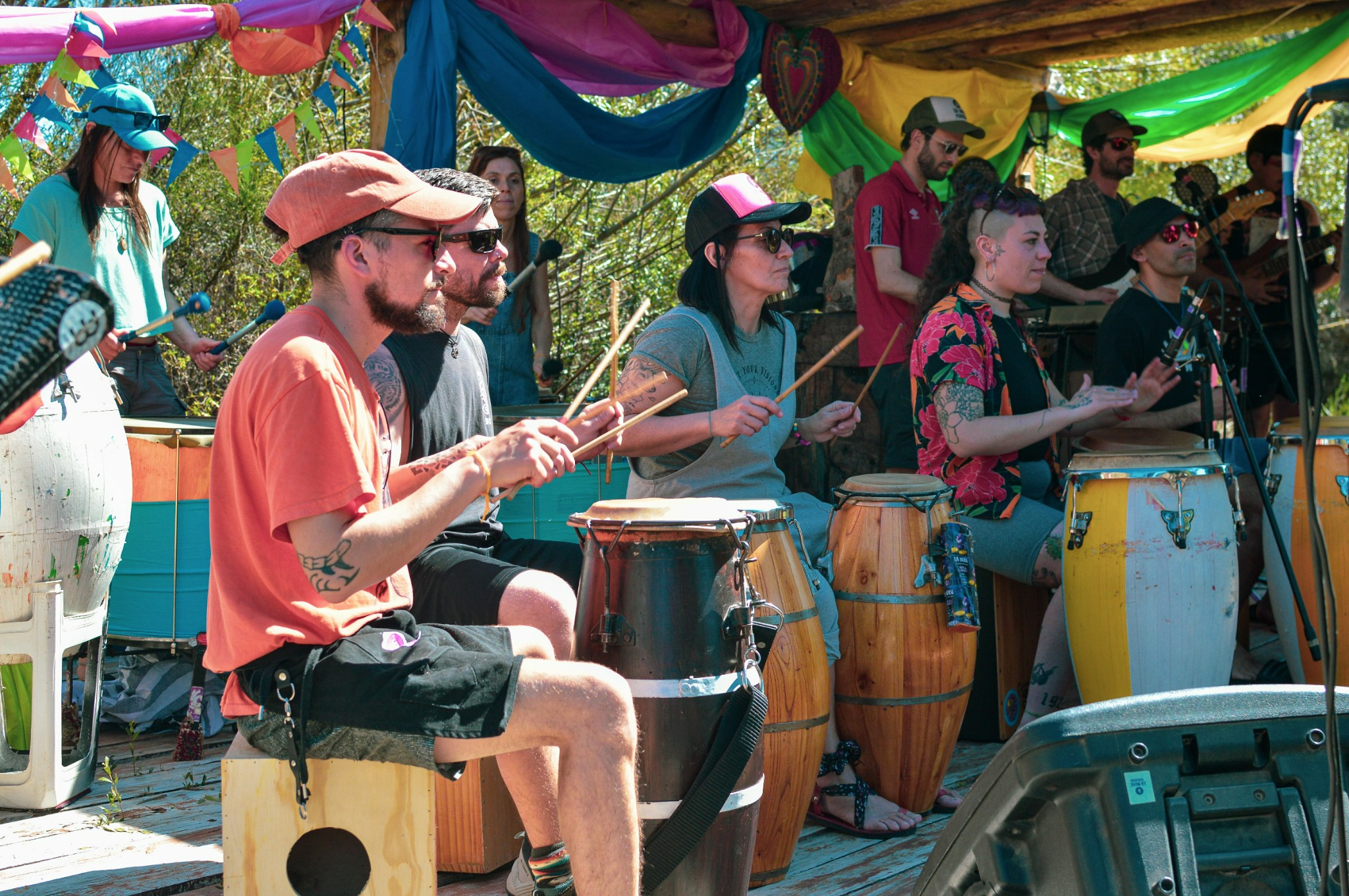 Ensamble de percusión tocando al aire libre