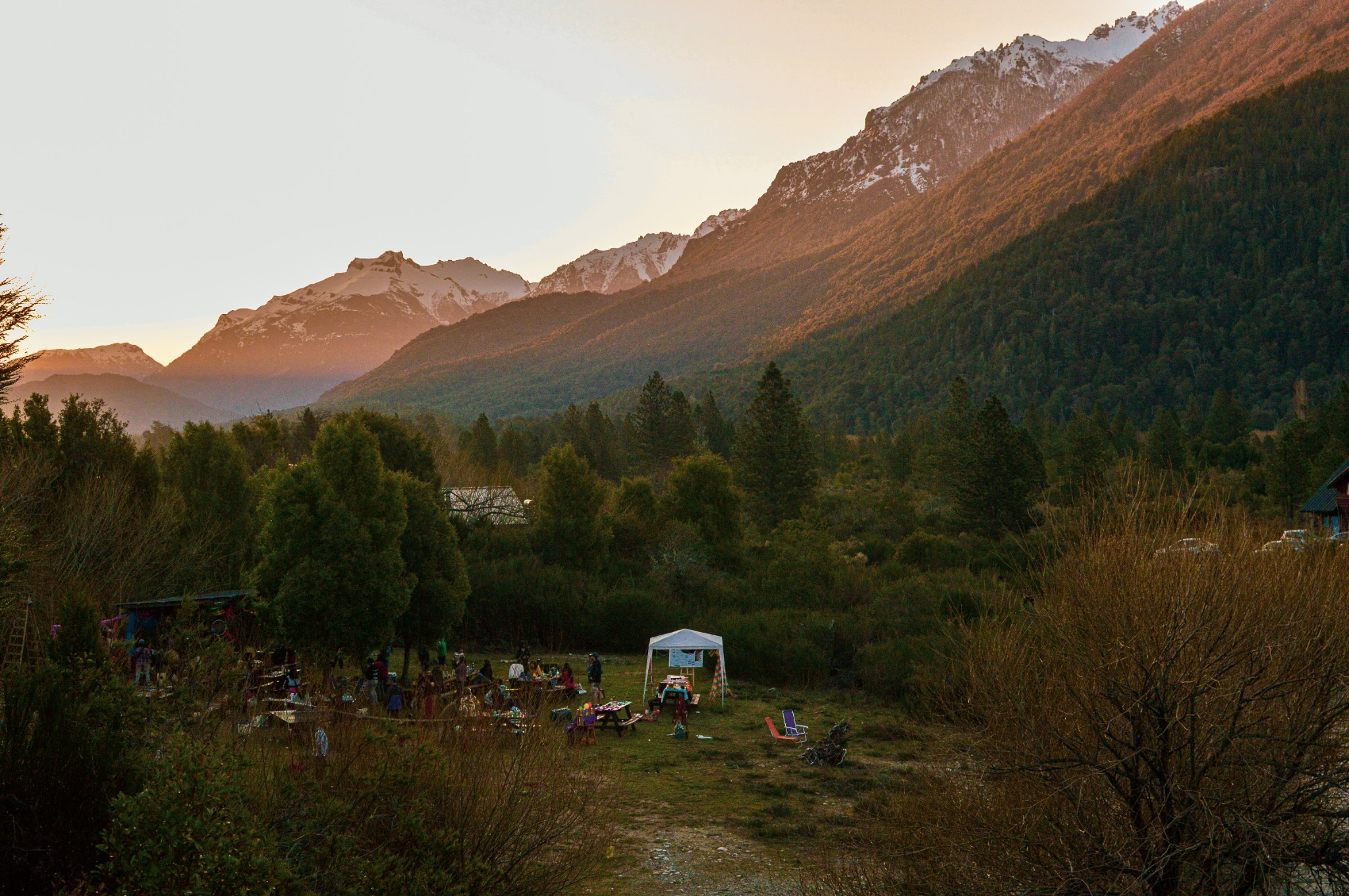 Montañas y bosque del Río Manso al atardecer