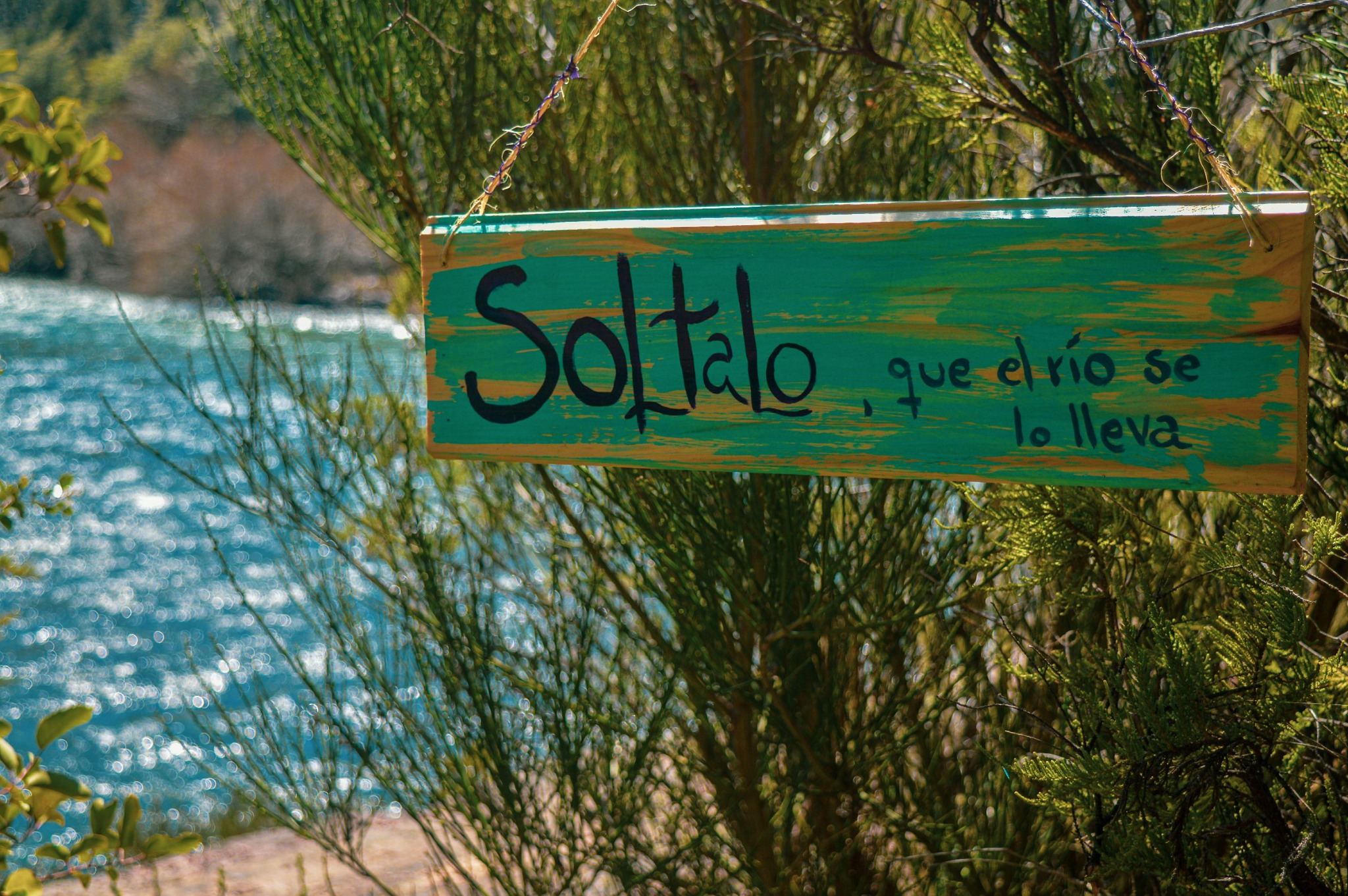 Cartel junto al Río Manso