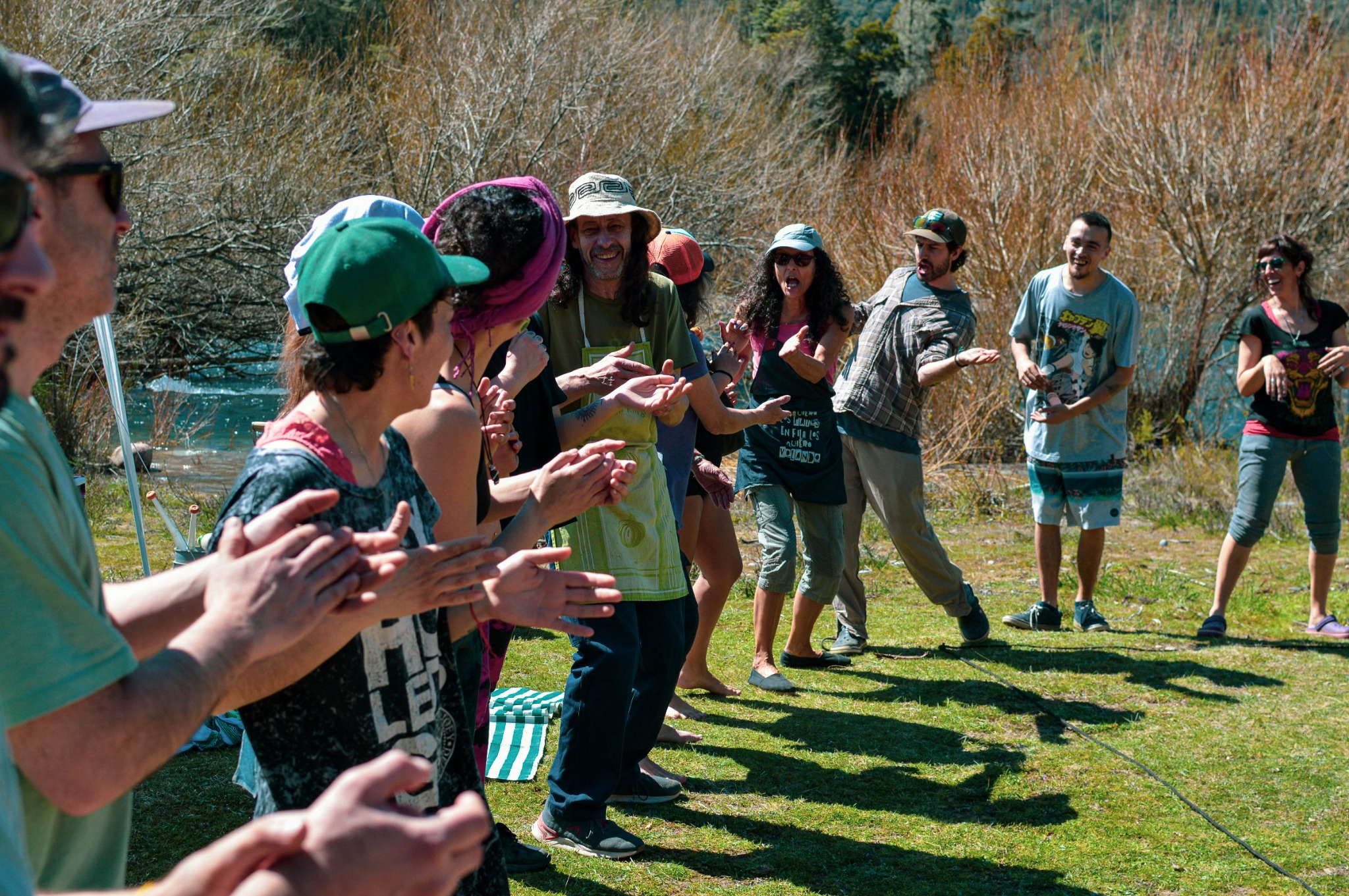 Grupo compartiendo una actividad rítmica junto al río